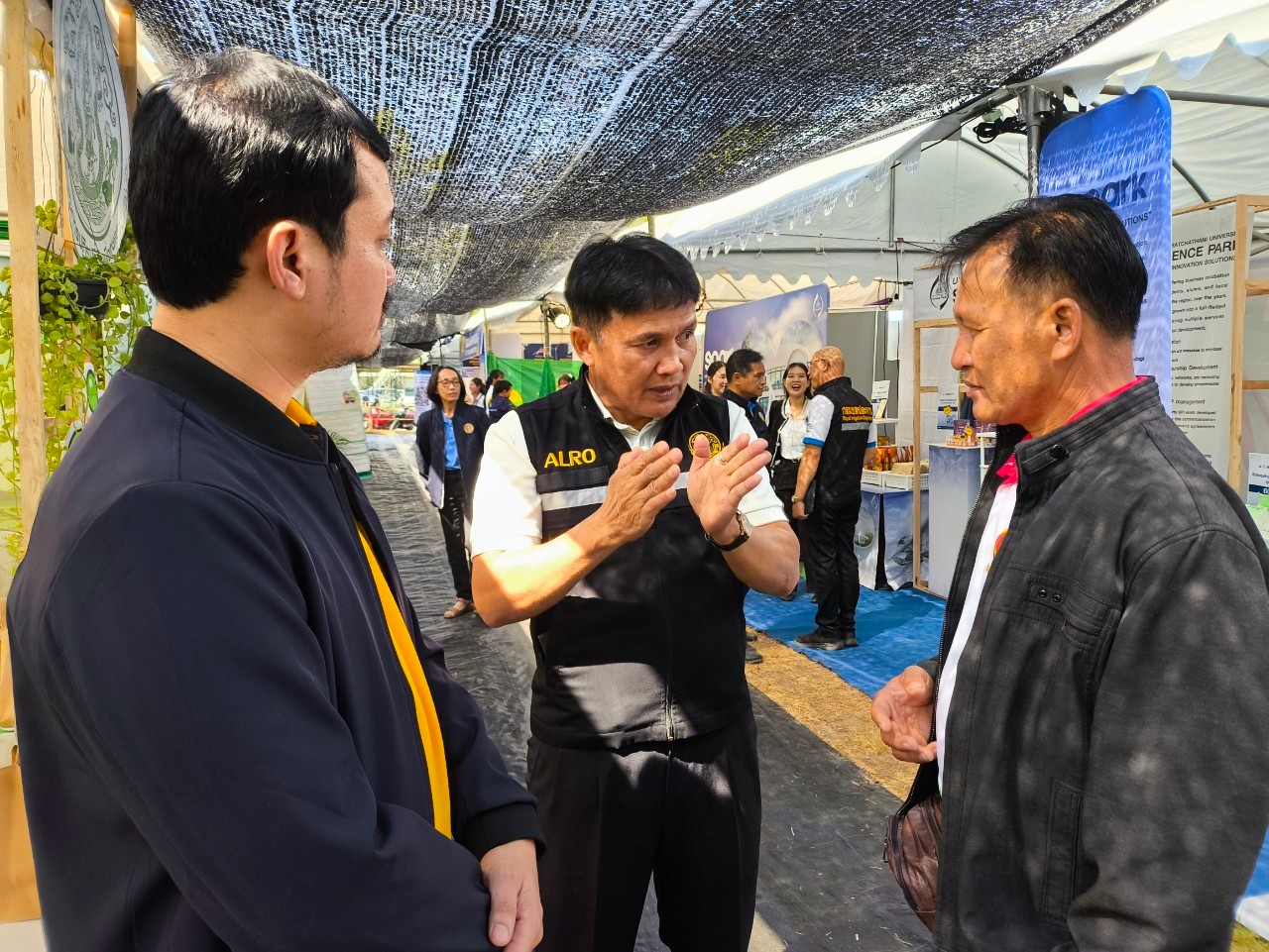 title - วันที่ 7 กุมภาพันธ์ 2568 นายประพันธ์ คำบาง ผู้ตรวจราชการกรม สำนักงานการปฏิรูปที่ดินเพื่อเกษตรกรรม พร้อมเจ้าหน้าที่ ส.ป.ก.อุบลราชธานี ร่วมจัดนิทรรศการ​งานเกษตร​อีสาน​ใต้​ ประจำปี​ พ.ศ.​ 2568​ ณ​ คณะเกษตรศาสตร์ มหาวิทยาลัย​อุบลราชธานี